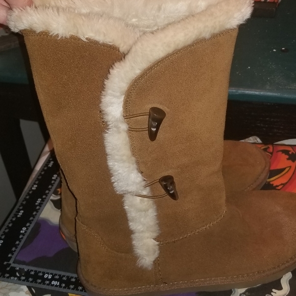 BOOTS - Picture 2 of 8